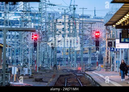 Hauptbahnhof Stuttgart, Bahnsteig mit Signalanlage am Abend. // 11.02.2024: Stuttgart, Baden-Württemberg, Deutschland, Europa *** Hauptbahnhof Stuttgart, Bahnsteig mit Signalanlage am Abend 11 02 2024 Stuttgart, Baden Württemberg, Deutschland, Europa Stockfoto