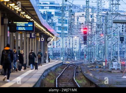 Hauptbahnhof Stuttgart, Bahnsteig mit Signalanlage am Abend. // 11.02.2024: Stuttgart, Baden-Württemberg, Deutschland, Europa *** Hauptbahnhof Stuttgart, Bahnsteig mit Signalanlage am Abend 11 02 2024 Stuttgart, Baden Württemberg, Deutschland, Europa Stockfoto