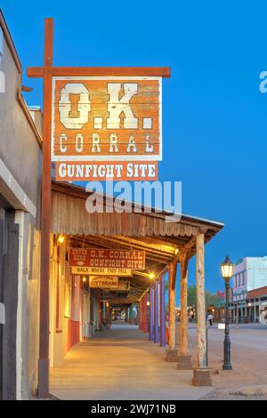 TOMBSTONE, ARIZONA - 17. APRIL 2018: Die O.K. Corral Schießerei Website in der Dämmerung. Die Website ist für den berühmtesten Schießerei in der Geschichte der einen Bekannten Stockfoto