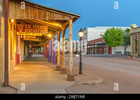 TOMBSTONE, ARIZONA - 17. APRIL 2018: Die O.K. Corral Schießerei Website in der Dämmerung. Die Website ist für den berühmtesten Schießerei in der Geschichte der einen Bekannten Stockfoto