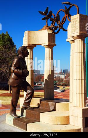 Eine Skulptur von Baron Pierre de Coubertin, Gründer der modernen Olympischen Spiele, geht symbolisch durch antike Säulen in Atlanta Stockfoto