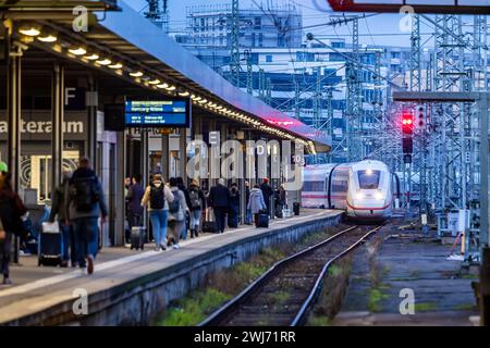 Hauptbahnhof Stuttgart mit einfahrendem ICE, Bahnsteig mit Fahrgästen, Signalanlage am Abend // 11.02.2024: Stuttgart, Baden-Württemberg, Deutschland, Europa *** Stuttgart Hauptbahnhof mit ankommendem ICE, Bahnsteig mit Fahrgästen, Signalanlage am Abend 11 02 2024 Stuttgart, Baden Württemberg, Deutschland, Europa Stockfoto