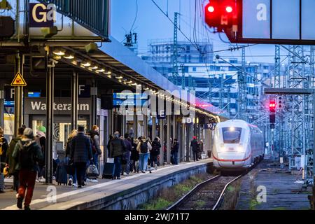Hauptbahnhof Stuttgart mit einfahrendem ICE, Bahnsteig mit Fahrgästen, Signalanlage am Abend // 11.02.2024: Stuttgart, Baden-Württemberg, Deutschland, Europa *** Stuttgart Hauptbahnhof mit ankommendem ICE, Bahnsteig mit Fahrgästen, Signalanlage am Abend 11 02 2024 Stuttgart, Baden Württemberg, Deutschland, Europa Stockfoto