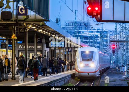 Hauptbahnhof Stuttgart mit einfahrendem ICE, Bahnsteig mit Fahrgästen, Signalanlage am Abend // 11.02.2024: Stuttgart, Baden-Württemberg, Deutschland, Europa *** Stuttgart Hauptbahnhof mit ankommendem ICE, Bahnsteig mit Fahrgästen, Signalanlage am Abend 11 02 2024 Stuttgart, Baden Württemberg, Deutschland, Europa Stockfoto