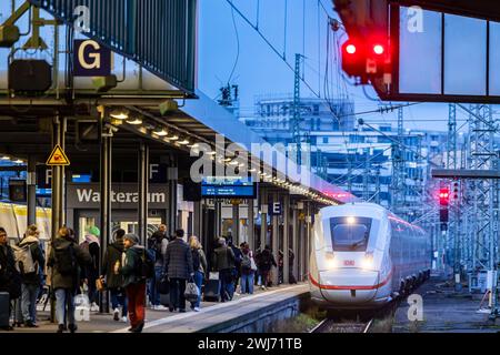 Hauptbahnhof Stuttgart mit einfahrendem ICE, Bahnsteig mit Fahrgästen, Signalanlage am Abend // 11.02.2024: Stuttgart, Baden-Württemberg, Deutschland, Europa *** Stuttgart Hauptbahnhof mit ankommendem ICE, Bahnsteig mit Fahrgästen, Signalanlage am Abend 11 02 2024 Stuttgart, Baden Württemberg, Deutschland, Europa Stockfoto