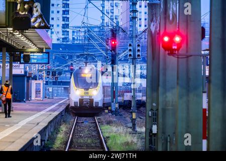 Hauptbahnhof Stuttgart mit einfahrendem Regionalzug, Bahnsteig mit Signalanlage am Abend // 11.02.2024: Stuttgart, Baden-Württemberg, Deutschland, Europa *** Stuttgart Hauptbahnhof mit ankommendem Regionalzug, Bahnsteig mit Signalanlage am Abend 11 02 2024 Stuttgart, Baden-Württemberg, Deutschland, Europa Stockfoto