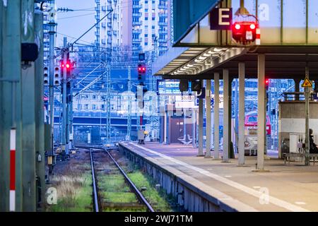 Hauptbahnhof Stuttgart, leerer Bahnsteig mit Signalanlage am Abend. // 11.02.2024: Stuttgart, Baden-Württemberg, Deutschland, Europa *** Hauptbahnhof Stuttgart, leerer Bahnsteig mit Signalanlage am Abend 11 02 2024 Stuttgart, Baden Württemberg, Deutschland, Europa Stockfoto