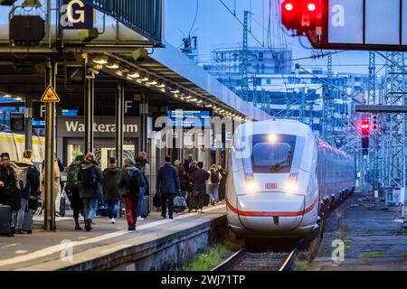 Hauptbahnhof Stuttgart mit einfahrendem ICE, Bahnsteig mit Fahrgästen, Signalanlage am Abend // 11.02.2024: Stuttgart, Baden-Württemberg, Deutschland, Europa *** Stuttgart Hauptbahnhof mit ankommendem ICE, Bahnsteig mit Fahrgästen, Signalanlage am Abend 11 02 2024 Stuttgart, Baden Württemberg, Deutschland, Europa Stockfoto