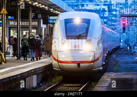 Hauptbahnhof Stuttgart mit einfahrendem ICE, Bahnsteig mit Fahrgästen, Signalanlage am Abend // 11.02.2024: Stuttgart, Baden-Württemberg, Deutschland, Europa *** Stuttgart Hauptbahnhof mit ankommendem ICE, Bahnsteig mit Fahrgästen, Signalanlage am Abend 11 02 2024 Stuttgart, Baden Württemberg, Deutschland, Europa Stockfoto