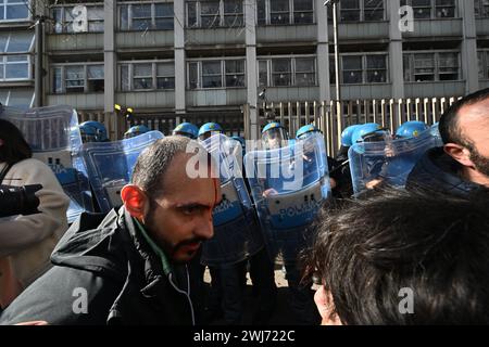 Neapel, Italien. Februar 2024. Momente starker Spannungen vor dem RAI-Hauptquartier in Neapel, in Viale Marconi, für eine Demonstration, die nach der Kontroverse nach Ghalis Auftritt in Sanremo organisiert wurde. Einige Demonstranten wollten ein Banner anbringen, aber der Versuch wurde von der Polizei blockiert. Es gab Stöße und Knüppel. Die Demonstration wurde von Potere al Popolo, Network for Free Palestine und den Arbeitslosen mit dem ehemaligen Bürgermeister von Neapel, Luigi de Magistris, nach der Kontroverse um Ghalis Auftritt in Sanremo organisiert. Quelle: Unabhängige Fotoagentur/Alamy Live News Stockfoto