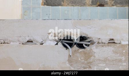 Elektrische Verdrahtung im alten Haus, Unterputz montiert Stockfoto