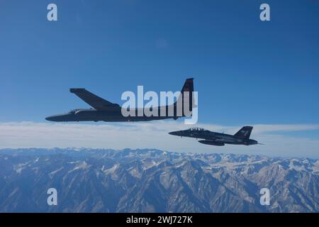 China Lake, Usa. November 2023. Ein F/A-18F Super Hornet Kampfflugzeug der US Navy, das den Vampiren der Air Test and Evaluation Squadron Nine zugeordnet ist, eskortiert ein USAF U-2 Dragon Lady Spionageflugzeug über der Naval Air Weapons Station China Lake am 27. November 2023 im China Lake, Kalifornien. Kredit: Lieutenant Jonathan Newbery/USA Navy Photo/Alamy Live News Stockfoto