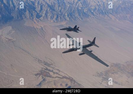 China Lake, Usa. November 2023. Ein F/A-18F Super Hornet Kampfflugzeug der US Navy, das den Vampiren der Air Test and Evaluation Squadron Nine zugeordnet ist, eskortiert ein USAF U-2 Dragon Lady Spionageflugzeug über der Naval Air Weapons Station China Lake am 27. November 2023 im China Lake, Kalifornien. Kredit: Lieutenant Jonathan Newbery/USA Navy Photo/Alamy Live News Stockfoto