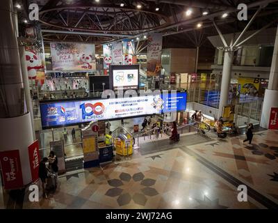 Pendler im Verkehrsknotenpunkt KL Sentral in Brickfields, KL. KL Sentral ist Malaysias größter intermodaler Verkehrsknotenpunkt. Stockfoto