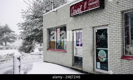 NORWALK, CT, USA - 13. FEBRUAR 2024: Schneesturm im Februar 2024 an der Ostküste und im Carvel-Eisladen Stockfoto