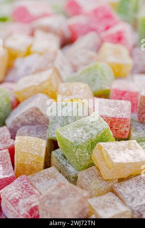 Mehrfarbige Würfel von rahat lokum, traditionelles türkisches Dessert, abstrakter Essenshintergrund Stockfoto