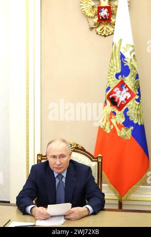 Moskau, Russland. Februar 2024. Der russische Präsident Wladimir Putin leitet am 12. Februar 2024 in Moskau ein Video-Treffen zum Thema Wirtschaft mit Premierminister Michail Mischustin und Regierungsbeamten des Kreml. Quelle: Alexander Kazakov/Kreml Pool/Alamy Live News Stockfoto