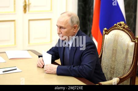 Moskau, Russland. Februar 2024. Der russische Präsident Wladimir Putin leitet am 12. Februar 2024 in Moskau ein Video-Treffen zum Thema Wirtschaft mit Premierminister Michail Mischustin und Regierungsbeamten des Kreml. Quelle: Alexander Kazakov/Kreml Pool/Alamy Live News Stockfoto