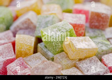 Mehrfarbige Würfel von rahat lokum, traditionelles türkisches Dessert, abstrakter Essenshintergrund Stockfoto