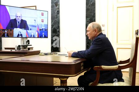 Moskau, Russland. Februar 2024. Der russische Präsident Wladimir Putin leitet am 12. Februar 2024 in Moskau ein Video-Treffen zum Thema Wirtschaft mit Premierminister Michail Mischustin und Regierungsbeamten des Kreml. Quelle: Alexander Kazakov/Kreml Pool/Alamy Live News Stockfoto