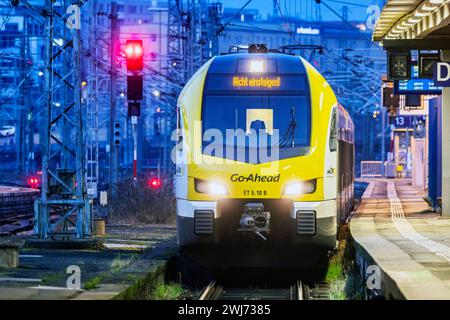 Hauptbahnhof Stuttgart mit einfahrendem Regionalzug, Bahnsteig mit Signalanlage am Abend. Zugschild nicht einsteigen . // 11.02.2024: Stuttgart, Baden-Württemberg, Deutschland, Europa *** Hauptbahnhof Stuttgart mit ankommendem Regionalzug, Bahnsteig mit Signalanlage am Abend Zugschild nicht an Bord nehmen 11 02 2024 Stuttgart, Baden Württemberg, Deutschland, Europa Stockfoto