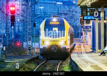 Hauptbahnhof Stuttgart mit einfahrendem Regionalzug, Bahnsteig mit Signalanlage am Abend. Zugschild nicht einsteigen . // 11.02.2024: Stuttgart, Baden-Württemberg, Deutschland, Europa *** Hauptbahnhof Stuttgart mit ankommendem Regionalzug, Bahnsteig mit Signalanlage am Abend Zugschild nicht an Bord nehmen 11 02 2024 Stuttgart, Baden Württemberg, Deutschland, Europa Stockfoto