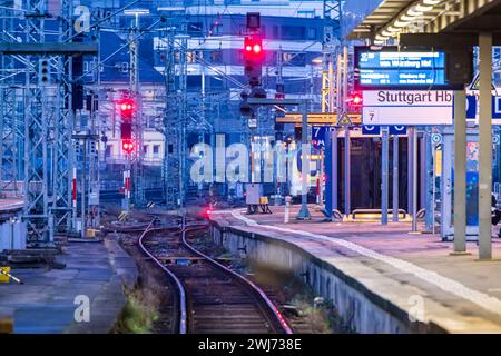 Hauptbahnhof Stuttgart, leerer Bahnsteig mit Signalanlage am Abend. // 11.02.2024: Stuttgart, Baden-Württemberg, Deutschland, Europa *** Hauptbahnhof Stuttgart, leerer Bahnsteig mit Signalanlage am Abend 11 02 2024 Stuttgart, Baden Württemberg, Deutschland, Europa Stockfoto