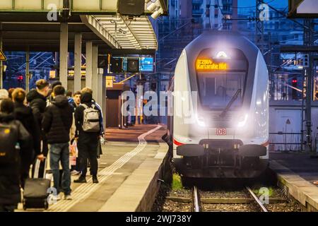 Hauptbahnhof Stuttgart mit einfahrendem InterCity IC, Bahnsteig mit Signalanlage am Abend // 11.02.2024: Stuttgart, Baden-Württemberg, Deutschland, Europa *** Stuttgart Hauptbahnhof mit ankommendem InterCity IC, Bahnsteig mit Signalanlage am Abend 11 02 2024 Stuttgart, Baden Württemberg, Deutschland, Europa Stockfoto