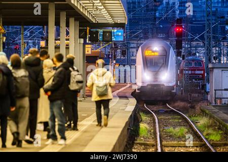 Hauptbahnhof Stuttgart mit einfahrendem InterCity IC, Bahnsteig mit Signalanlage am Abend // 11.02.2024: Stuttgart, Baden-Württemberg, Deutschland, Europa *** Stuttgart Hauptbahnhof mit ankommendem InterCity IC, Bahnsteig mit Signalanlage am Abend 11 02 2024 Stuttgart, Baden Württemberg, Deutschland, Europa Stockfoto