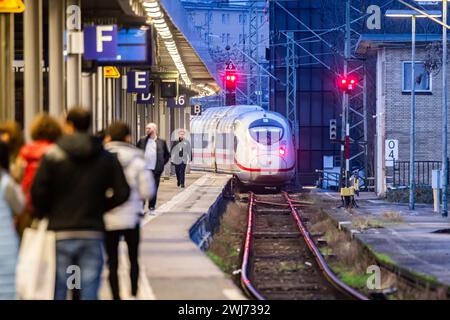 Hauptbahnhof Stuttgart mit ausfahrendem ICE, Bahnsteig mit Fahrgästen, Signalanlage am Abend // 11.02.2024: Stuttgart, Baden-Württemberg, Deutschland, Europa *** Stuttgart Hauptbahnhof mit ABFAHREIS, Bahnsteig mit Fahrgästen, Signalanlage am Abend 11 02 2024 Stuttgart, Baden Württemberg, Deutschland, Europa Stockfoto