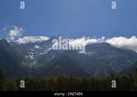 Landschaft des Mont Blanc von der französischen Seite der Alpen. „Mont Blanc“ bedeutet weißer Berg und ist mit 15.766,4 m der höchste Gipfel der alpen. Stockfoto