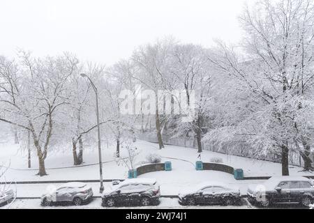 Schnee fiel und sammelte sich in der Stadt Jersey City im Bundesstaat New Jersey an diesem Dienstag, den 13. Ab Ende Februar wird über Teilen des Nordostens der USA mit starkem Schneefall gerechnet, wobei einige Gebiete bis zu 5 cm Schnee pro Stunde bekommen, so die Wettervorhersage des National Weather Service. Quelle: Brazil Photo Press/Alamy Live News Stockfoto