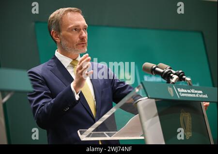 Dublin, Irland. Februar 2024. Bundesfinanzminister Christian Lindner (FDP) spricht während einer gemeinsamen Presseerklärung mit dem irischen Finanzminister während eines Besuchs in Irland. Der Bundesfinanzminister besucht am 12. Und 13. Februar das Vereinigte Königreich und Irland. Quelle: Sebastian Gollnow/dpa/Alamy Live News Stockfoto