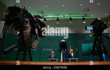 Dublin, Irland. Februar 2024. Christian Lindner (r, FDP), Bundesfinanzminister, spricht während einer gemeinsamen Presseerklärung während eines Besuchs in Irland zusammen mit Michael McGrath (Fianna Fáil), Finanzminister der Republik Irland. Der Bundesfinanzminister besucht am 12. Und 13. Februar das Vereinigte Königreich und Irland. Quelle: Sebastian Gollnow/dpa/Alamy Live News Stockfoto