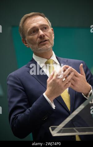 Dublin, Irland. Februar 2024. Bundesfinanzminister Christian Lindner (FDP) spricht während einer gemeinsamen Presseerklärung mit dem irischen Finanzminister während eines Besuchs in Irland. Der Bundesfinanzminister besucht am 12. Und 13. Februar das Vereinigte Königreich und Irland. Quelle: Sebastian Gollnow/dpa/Alamy Live News Stockfoto