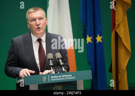 Dublin, Irland. Februar 2024. Michael McGrath (Fianna Fáil), Finanzminister der Republik Irland, spricht während einer gemeinsamen Presseerklärung mit dem deutschen Finanzminister im Rahmen des Besuchs Lindners in Irland. Der deutsche Finanzminister wird das Vereinigte Königreich und Irland am 12. Und 13. Februar besuchen. Quelle: Sebastian Gollnow/dpa/Alamy Live News Stockfoto