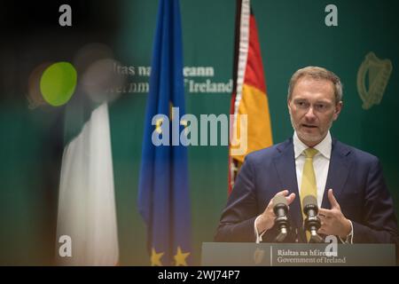 Dublin, Irland. Februar 2024. Bundesfinanzminister Christian Lindner (FDP) spricht während einer gemeinsamen Presseerklärung mit dem irischen Finanzminister während eines Besuchs in Irland. Der Bundesfinanzminister besucht am 12. Und 13. Februar das Vereinigte Königreich und Irland. Quelle: Sebastian Gollnow/dpa/Alamy Live News Stockfoto