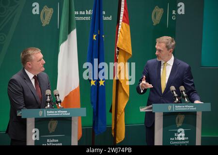 Dublin, Irland. Februar 2024. Christian Lindner (r, FDP), Bundesfinanzminister, spricht während einer gemeinsamen Presseerklärung während eines Besuchs in Irland zusammen mit Michael McGrath (Fianna Fáil), Finanzminister der Republik Irland. Der Bundesfinanzminister besucht am 12. Und 13. Februar das Vereinigte Königreich und Irland. Quelle: Sebastian Gollnow/dpa/Alamy Live News Stockfoto