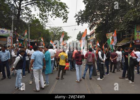 Kalkutta, Westbengalen, Indien. Februar 2024. Der Indische Nationalkongress organisiert einen protestmarsch vom Subodh Mullick Square zum Polizeipräsidium von Kalkutta in Lalbazar, in dem vermeintliche Unruhen und Vergewaltigungen von Frauen in Sandeshkhali, Sundarbans, sowie vermeintliche Misserfolge der Polizeiverwaltungen verurteilt werden. Die Partei fordert vehement die Verhaftung von Shaik Shajahan, einem Vorsitzenden des Trinamool-Kongresses, und anderen TMC-Mitgliedern, die an den Vorfällen beteiligt waren. Während auf den Straßen Widerhall von Meinungsverschiedenheiten ertönen, betonen Demonstranten die unmittelbare Notwendigkeit von Gerechtigkeit und Rechenschaftspflicht. Die Rallye unter Stockfoto