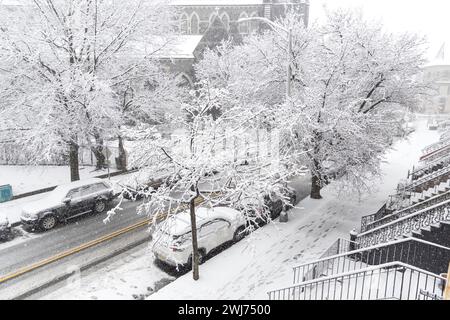 Schnee fiel und sammelte sich in der Stadt Jersey City im Bundesstaat New Jersey an diesem Dienstag, den 13. Ab Ende Februar wird über Teilen des Nordostens der USA mit starkem Schneefall gerechnet, wobei einige Gebiete bis zu 5 cm Schnee pro Stunde bekommen, so die Wettervorhersage des National Weather Service. Quelle: Brazil Photo Press/Alamy Live News Stockfoto