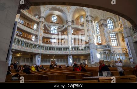 Dresden, Deutschland. Februar 2024. Kirchgänger besuchen die Frauenkirche. In der Stadt finden den ganzen Tag über Gedenkveranstaltungen zum 79. Jahrestag der Bombardierung Dresdens statt. Quelle: Matthias Rietschel/dpa-Zentralbild/dpa/Alamy Live News Stockfoto