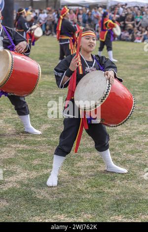 Buenos Aires, Argentinien - 3. Februar 2024: Japanische Tänzerin mit Trommel. EISA (japanischer Tanz mit Schlagzeug) in Varela Matsuri. Stockfoto