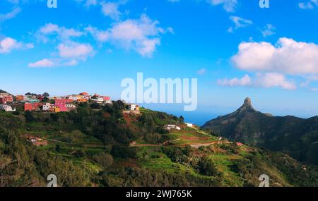 Panoramablick über Las Carboneras mit Roque de Taborno im Anaga-Gebirge (Teneriffa, Spanien) Stockfoto