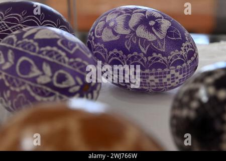 Tachov, Tschechische Republik. Februar 2024. Ostereierausstellung im Museum des Böhmischen Waldes in Tachov, Tschechische Republik, 12. Februar 2024. Quelle: Slavomir Kubes/CTK Photo/Alamy Live News Stockfoto