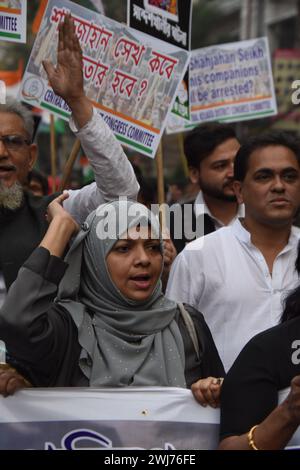 Der Indische Nationalkongress organisiert einen protestmarsch vom Subodh Mullick Square zum Polizeipräsidium von Kalkutta in Lalbazar, in dem vermeintliche Unruhen und Vergewaltigungen von Frauen in Sandeshkhali, Sundarbans, sowie vermeintliche Misserfolge der Polizeiverwaltungen verurteilt werden. Die Partei fordert vehement die Verhaftung von Shaik Shajahan, einem Vorsitzenden des Trinamool-Kongresses, und anderen TMC-Mitgliedern, die an den Vorfällen beteiligt waren. Während auf den Straßen Widerhall von Meinungsverschiedenheiten ertönen, betonen Demonstranten die unmittelbare Notwendigkeit von Gerechtigkeit und Rechenschaftspflicht. Die Kundgebung unterstreicht das unerschütterliche Engagement des Kongresses für Sicherheit Stockfoto