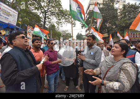 Der Indische Nationalkongress organisiert einen protestmarsch vom Subodh Mullick Square zum Polizeipräsidium von Kalkutta in Lalbazar, in dem vermeintliche Unruhen und Vergewaltigungen von Frauen in Sandeshkhali, Sundarbans, sowie vermeintliche Misserfolge der Polizeiverwaltungen verurteilt werden. Die Partei fordert vehement die Verhaftung von Shaik Shajahan, einem Vorsitzenden des Trinamool-Kongresses, und anderen TMC-Mitgliedern, die an den Vorfällen beteiligt waren. Während auf den Straßen Widerhall von Meinungsverschiedenheiten ertönen, betonen Demonstranten die unmittelbare Notwendigkeit von Gerechtigkeit und Rechenschaftspflicht. Die Kundgebung unterstreicht das unerschütterliche Engagement des Kongresses für Sicherheit Stockfoto