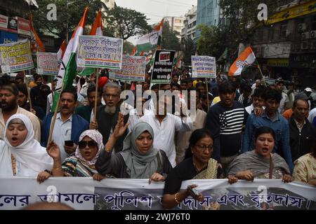 Der Indische Nationalkongress organisiert einen protestmarsch vom Subodh Mullick Square zum Polizeipräsidium von Kalkutta in Lalbazar, in dem vermeintliche Unruhen und Vergewaltigungen von Frauen in Sandeshkhali, Sundarbans, sowie vermeintliche Misserfolge der Polizeiverwaltungen verurteilt werden. Die Partei fordert vehement die Verhaftung von Shaik Shajahan, einem Vorsitzenden des Trinamool-Kongresses, und anderen TMC-Mitgliedern, die an den Vorfällen beteiligt waren. Während auf den Straßen Widerhall von Meinungsverschiedenheiten ertönen, betonen Demonstranten die unmittelbare Notwendigkeit von Gerechtigkeit und Rechenschaftspflicht. Die Kundgebung unterstreicht das unerschütterliche Engagement des Kongresses für Sicherheit Stockfoto