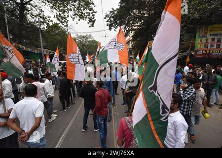 Der Indische Nationalkongress organisiert einen protestmarsch vom Subodh Mullick Square zum Polizeipräsidium von Kalkutta in Lalbazar, in dem vermeintliche Unruhen und Vergewaltigungen von Frauen in Sandeshkhali, Sundarbans, sowie vermeintliche Misserfolge der Polizeiverwaltungen verurteilt werden. Die Partei fordert vehement die Verhaftung von Shaik Shajahan, einem Vorsitzenden des Trinamool-Kongresses, und anderen TMC-Mitgliedern, die an den Vorfällen beteiligt waren. Während auf den Straßen Widerhall von Meinungsverschiedenheiten ertönen, betonen Demonstranten die unmittelbare Notwendigkeit von Gerechtigkeit und Rechenschaftspflicht. Die Kundgebung unterstreicht das unerschütterliche Engagement des Kongresses für Sicherheit Stockfoto