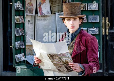 Wonka ist ein musikalischer Fantasy-Film von Paul King aus dem Jahr 2023, der zusammen mit Simon Farnaby das Drehbuch nach einer Geschichte von King schrieb. Er erzählt die Geschichte von Willy Wonka, einer Figur aus dem Roman Charlie and the Chocolate Factory von Roald Dahl aus dem Jahr 1964. Dieses Foto ist nur für redaktionelle Zwecke bestimmt und unterliegt dem Urheberrecht des Filmunternehmens und/oder des Fotografen, der von dem Film- oder Produktionsunternehmen beauftragt wurde. Es kann nur durch Veröffentlichungen in Verbindung mit der Werbung für den oben genannten Film reproduziert werden. Es ist eine obligatorische Gutschrift für die Filmfirma erforderlich. Der Fotograf sollte auch angerechnet werden, wenn Stockfoto