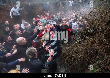 Seit 1667 wird der Kampf um den Ball beim Royal Shrovetide Football-Spiel zwischen den Dorfbewohnern von Ashbourne in Derbyshire ausgetragen. Die eine Seite wird als Upards und die andere als Downards bezeichnet. Jedes Team versucht, den Ball zurück zu seinem eigenen Tor zu tragen, um zu schießen. Der Bildnachweis sollte lauten: Cameron Smith/Sportimage Credit: Sportimage Ltd/Alamy Live News Stockfoto